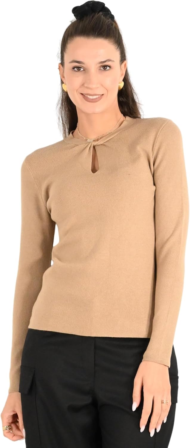 Donna che indossa la maglia Molly Bracken beige T1920CN in contesto casual elegante